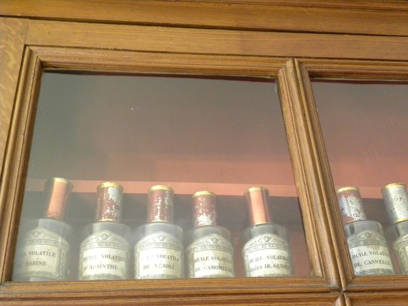 Huile volatile sabine, absinthe, néroli, camomille,cannelle,
