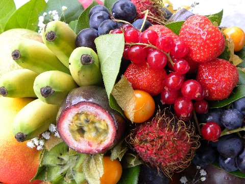 Corbeille%20de%20fruits%20exotiques%20physalis%20banane%20groseille%20fraises