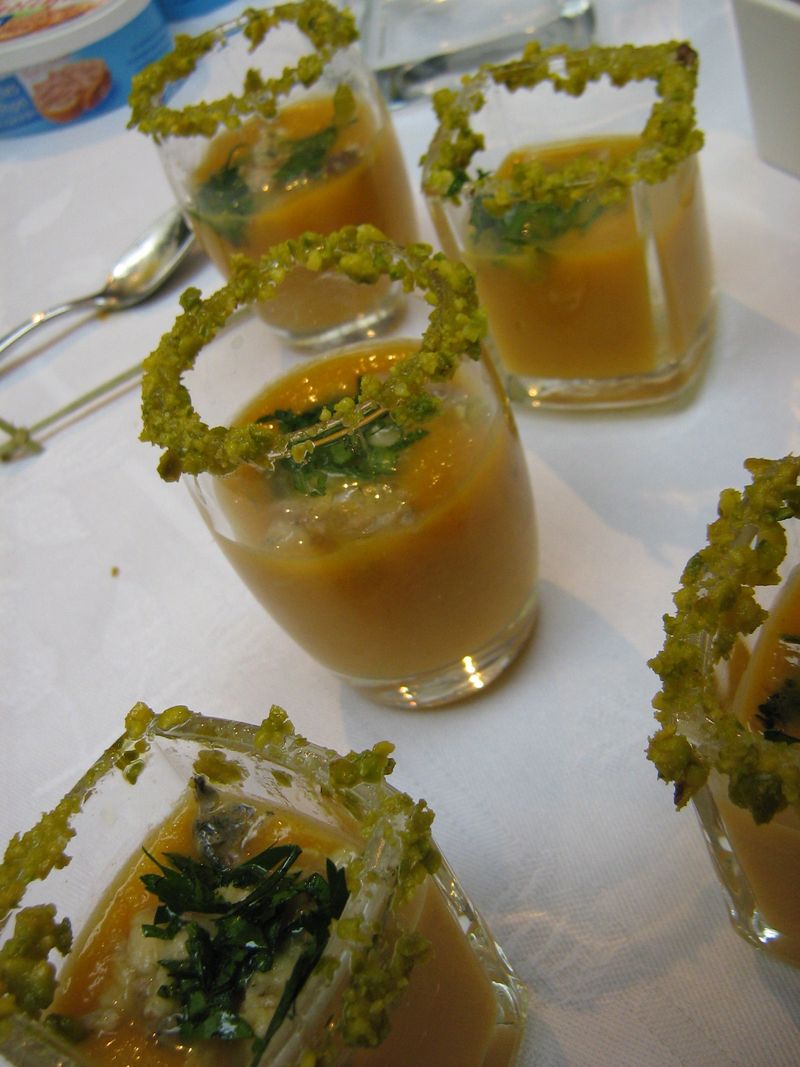 Soupes lait de coco pistaches concassées