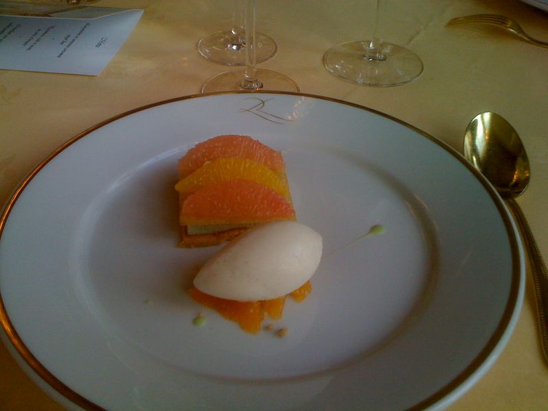 Croustillant aux agrumes, sorbet pamplemousse verveine